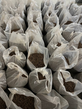 zdjęcie Czarny pellet z ligniny ze sklepu maleszklarnie.pl